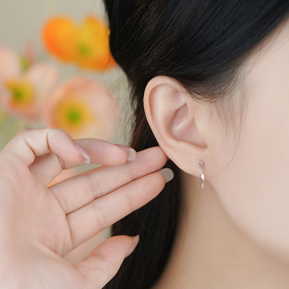 D廠【YC9437E】足銀S999簡約百搭麻花耳扣女小眾設計感輕奢高級感新款耳環
 25.11-4