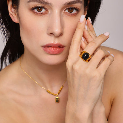 B廠【A175】歐美飾品黑瑪瑙鏤空重工戒指鈦鋼鍍18k真金食指戒指環 25.01-4