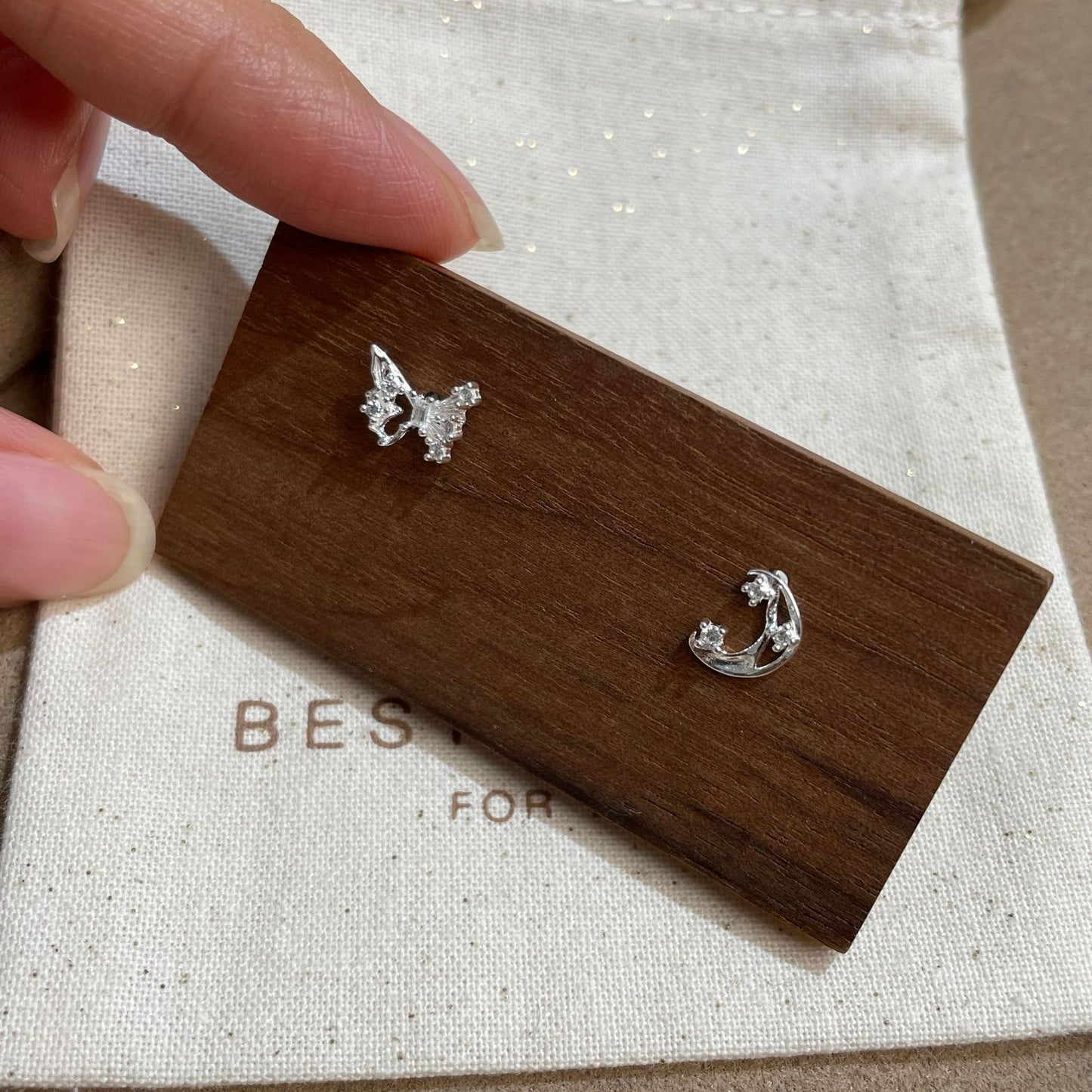 F廠【DQ10599E】S999純銀小清新蝴蝶月亮耳環女精緻甜美不對稱養耳洞耳飾
 25.09-1