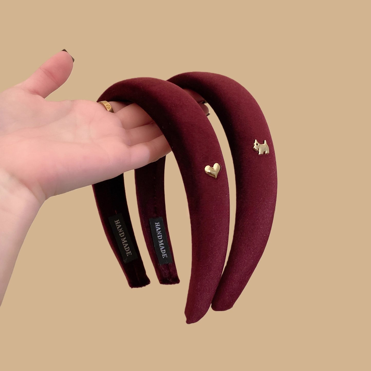 C廠【Y984】新年復古酒紅色絲絨金色標髮箍女高級感高顱頂頭箍氛圍感髮捆髮飾
 26.01-1「C廠-單筆結帳需滿，NT$500出貨(不含運費)」