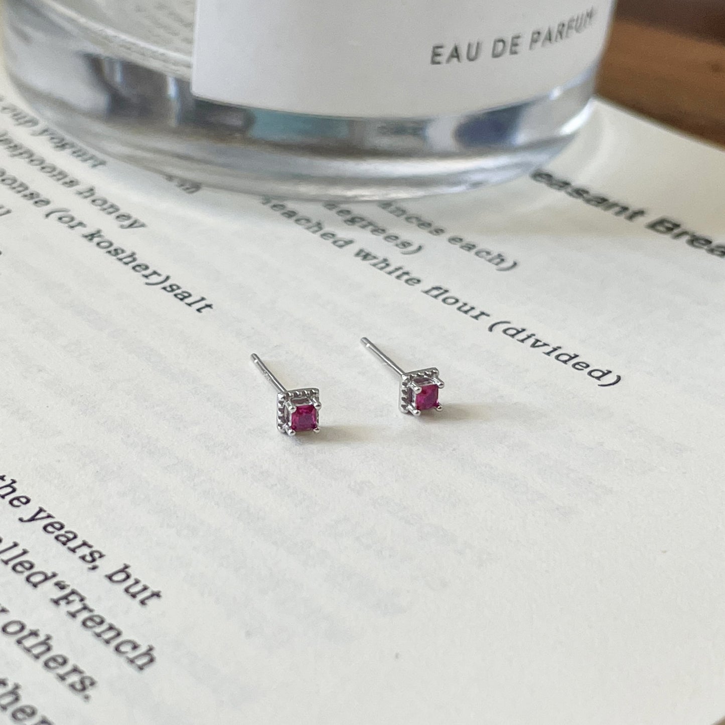 E廠【XDQ10320E】S925純銀迷你小巧玫紅鋯石耳環女精緻高級感幾何方形百搭耳飾
 26.01-1