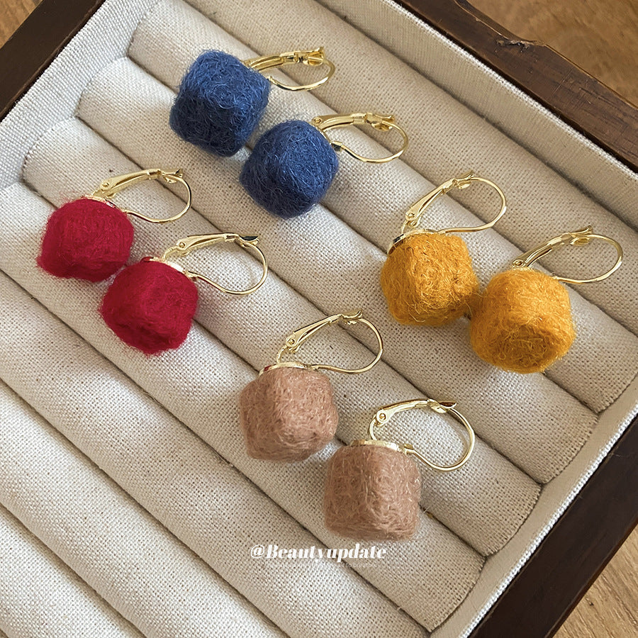 A廠【HE29172】秋冬新款方形毛絨吊墜耳環簡約小眾獨特設計感耳環日常通勤耳飾女
 25.11-1