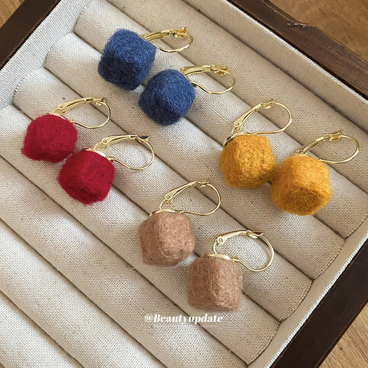 A廠【HE29172】秋冬新款方形毛絨吊墜耳環簡約小眾獨特設計感耳環日常通勤耳飾女
 25.11-1