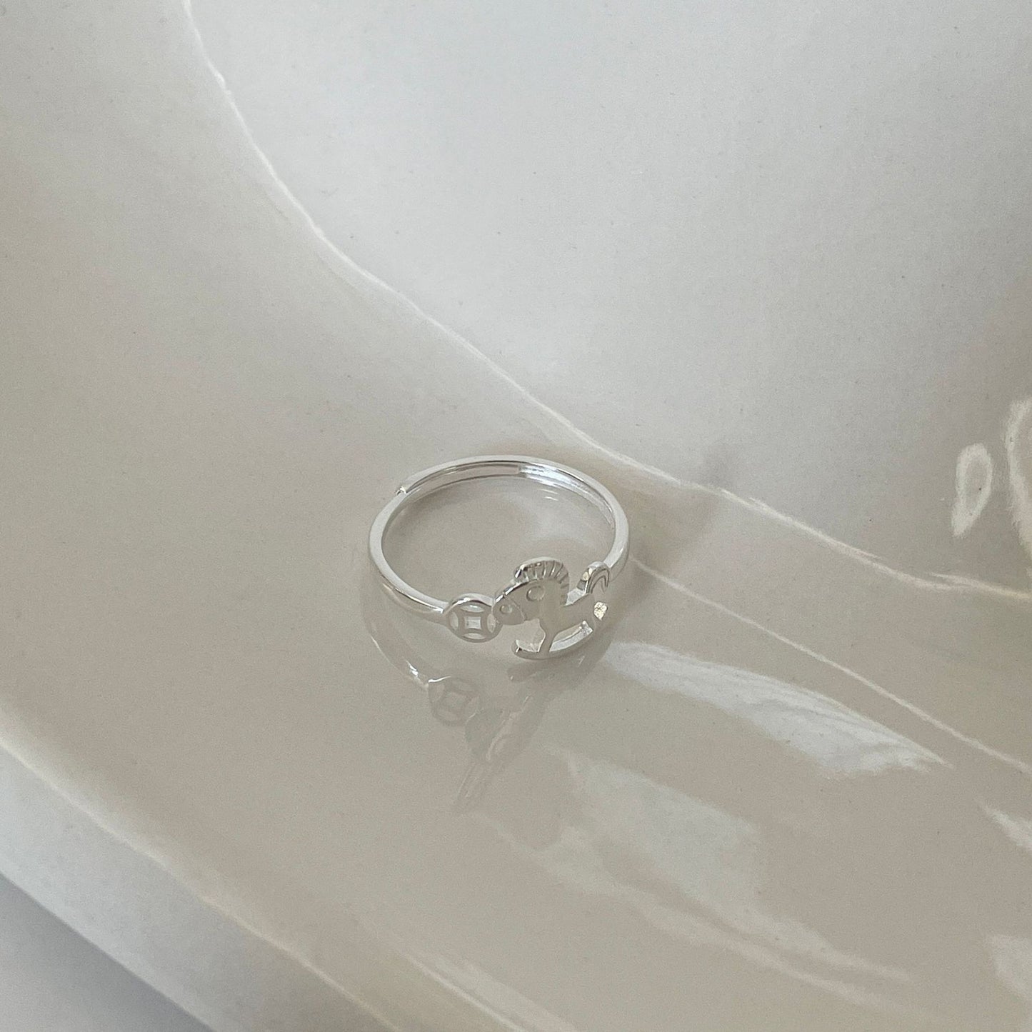 F廠【DQ8438R】S925純銀馬上有錢戒指女簡約新中式木馬銅錢時髦百搭開口指環
 25.10-4