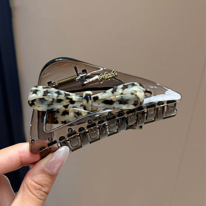C廠【X758】韓國蝴蝶結三角抓夾女高級感鏤空壓克力鯊魚夾後腦勺盤髮通勤髮夾
 26.08-4「C廠-單筆結帳需滿，NT$500出貨(不含運費)」