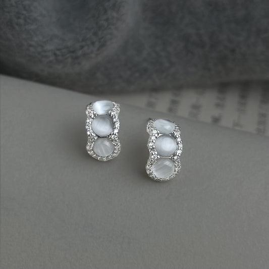 A廠 【2585】煙灰清晨~通勤高級感玻璃貓眼石耳環清冷貴氣感半彎鋯石百搭耳飾
 26.03-3