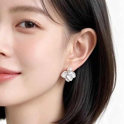 A廠【7778】森系甜美氣質優雅彩繪白色花朵鋯石珍珠耳環通勤百搭三葉草耳飾女 26.07-1