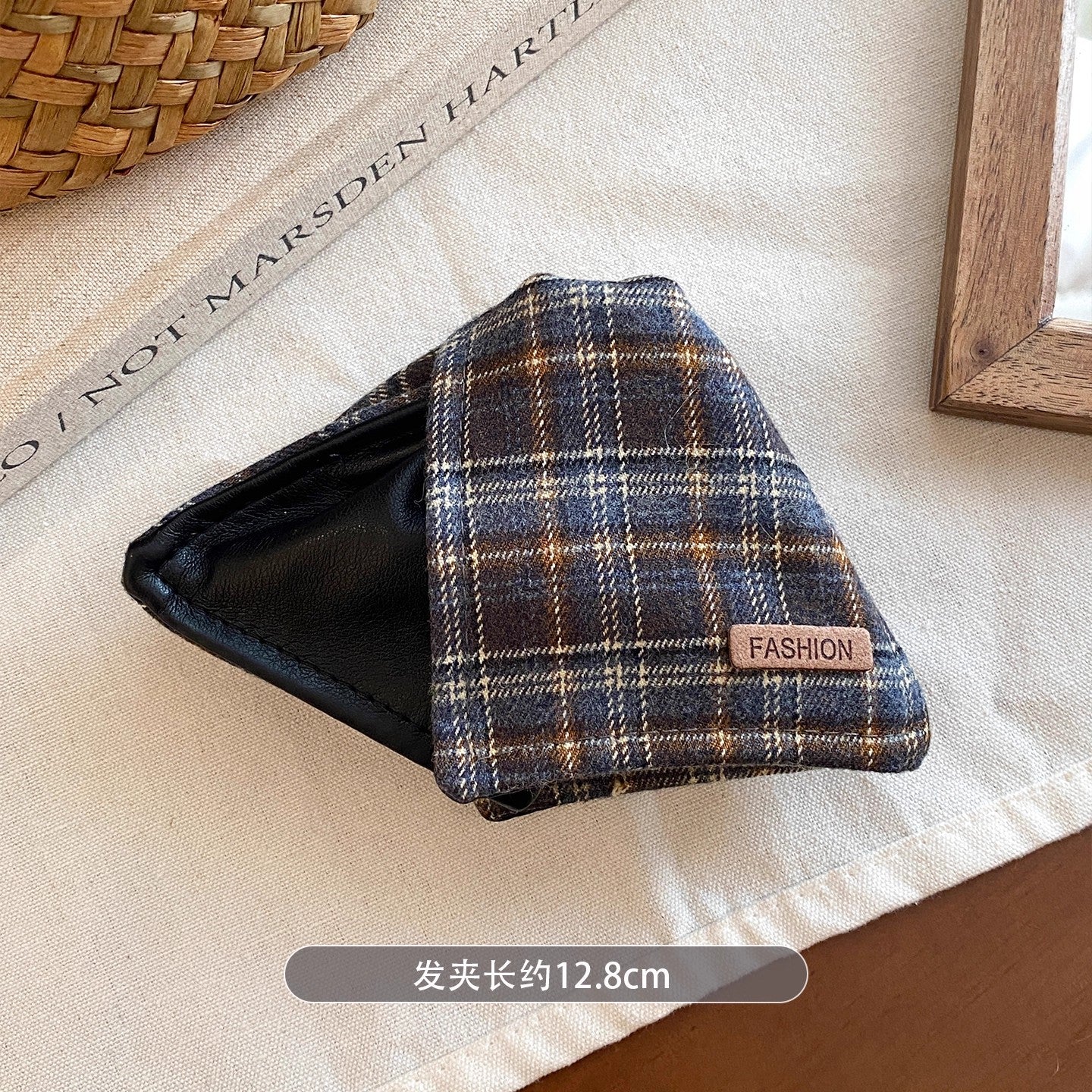 C廠【P82】格紋三角抓夾女高級感2025新款高階後腦勺盤發大號鯊魚夾髮卡頭飾
 25.12-2「C廠-單筆結帳需滿，NT$500出貨(不含運費)」