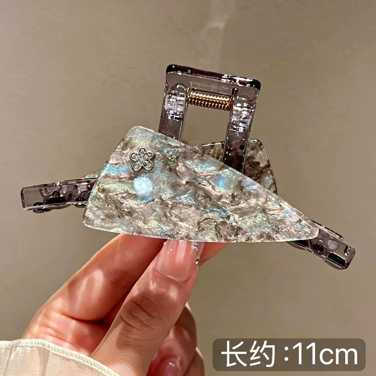 C廠【X388】 醋酸三角閃鑽半紮髮鯊魚夾
 26.09-4「C廠-單筆結帳需滿，NT$500出貨(不含運費)」